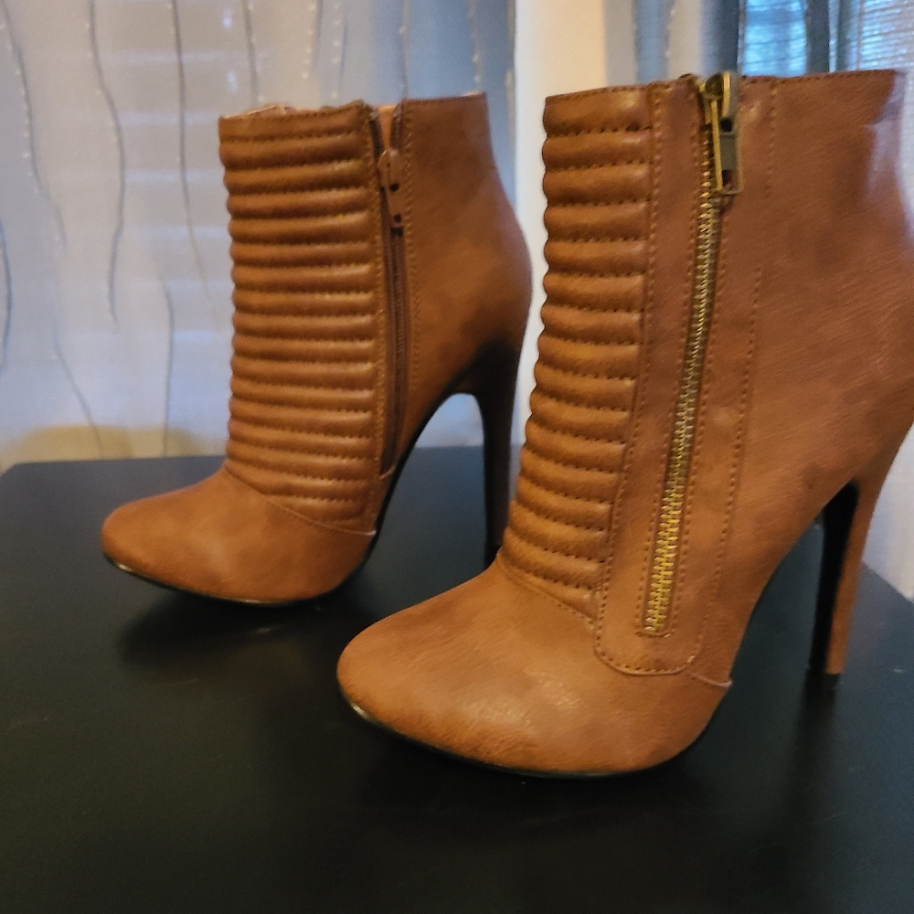 High heel booties zip up size 6.5 but runs small